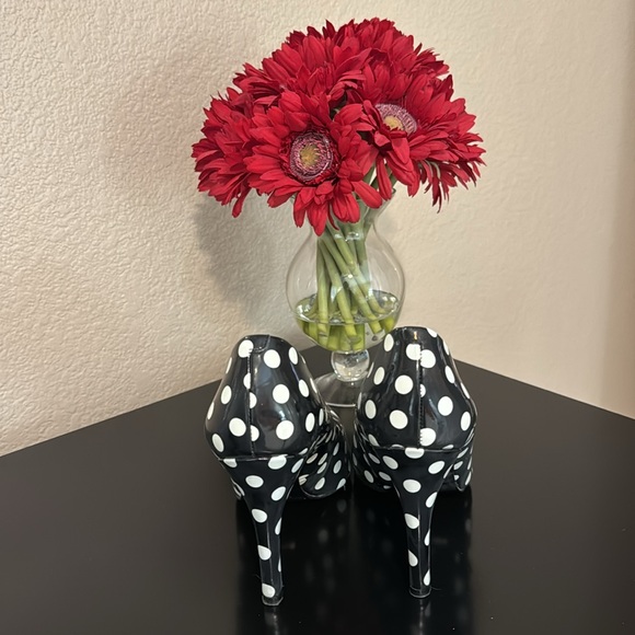 Gorgeous Nine West Polka Dot Pump with a 4” heel. Size 7.5. Worn a few times. - Picture 4 of 7